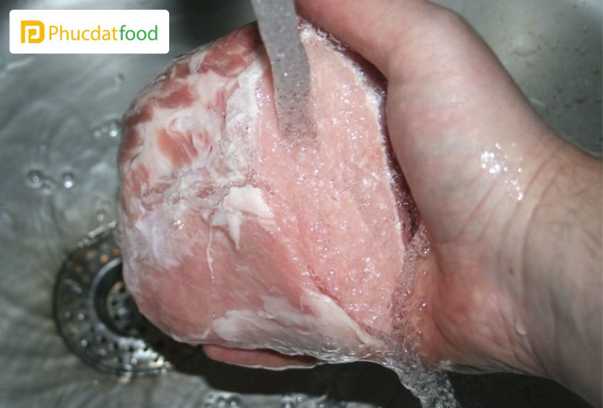 Thịt Heo Đông Lạnh Có Tốt Không ? | Phúc Đạt Food 14 Rửa sạch thịt sau khi rã đông